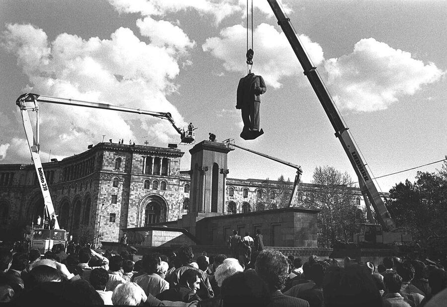Removal of the Lenin statue from Republic Square in April 1991