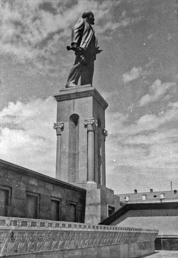 Lenin statue and Government House on Republic Square in 1978