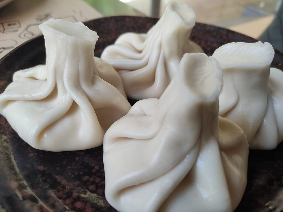 Plate of dumplings with garlic yoghurt sauce